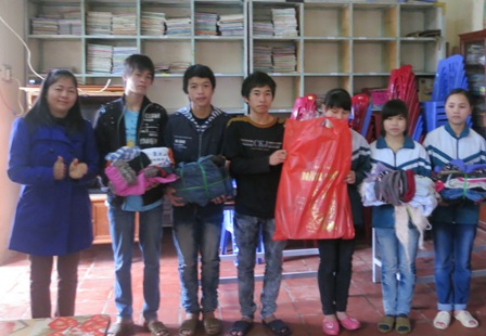  Đ/c Nguyễn Phương Mai - Phó Bí thư Tỉnh Đoàn Bắc Ninh tặng quà cho các em của Trung tâm hy vọng huyện Lộc Bình, tỉnh Lạng Sơn 